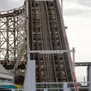 Non, ce ne sont pas des abbérations optiques, à Blackpool même les lifts sont tout de biaule !