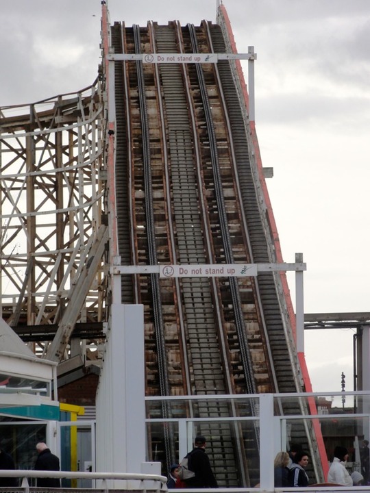 Non, ce ne sont pas des abbérations optiques, à Blackpool même les lifts sont tout de biaule !